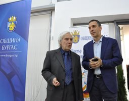Преподавателят по физика Теодосий Тедосиев ще преподава в Бургас през лятото по покана на кмета Димитър Николов.