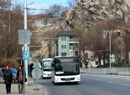 Градските автобуси по Коледа и Нова година ще се движат на силно разреден график.