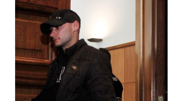 Мирослав Якимов отрече да е казвал на приятелката си Симона, че Семерджиев е карал джипа. СНИМКИ: ВЕЛИСЛАВ НИКОЛОВ