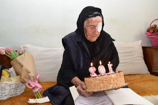 Баба Люба отпразнува 102 г. СНИМКА: ОБЩИНА САНДАНСКИ