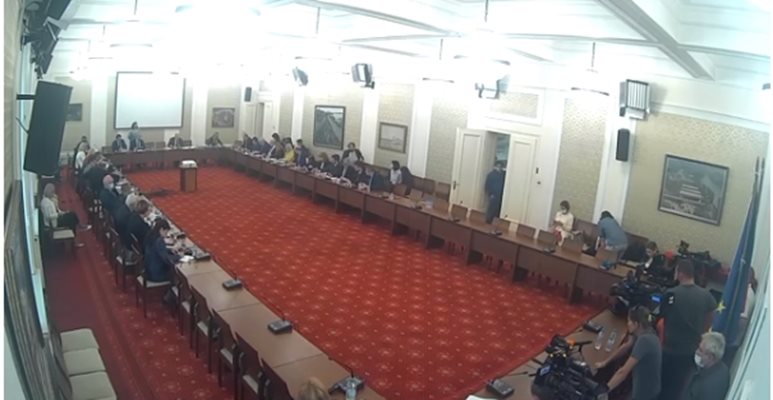 Комисията по бюджет и финанси заседава в Зала "Изток" на Народното събрание.
