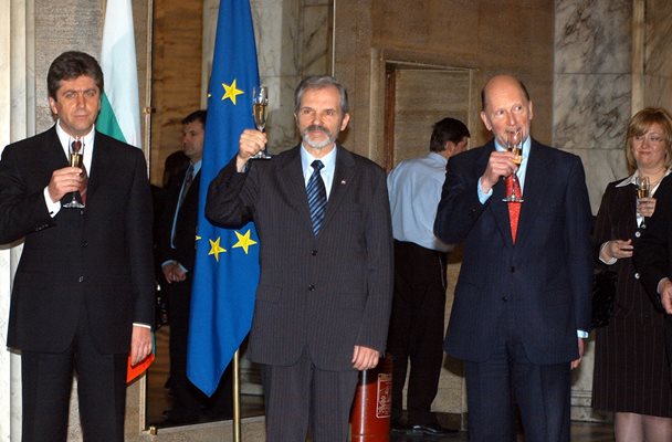 Президентът Георги Първанов, председателят на Народното събрание Борислав Великов и премиерът Симеон Сакскобургготски на прием по случай присъединяването на България към Европейския съюз през май 2005 г.