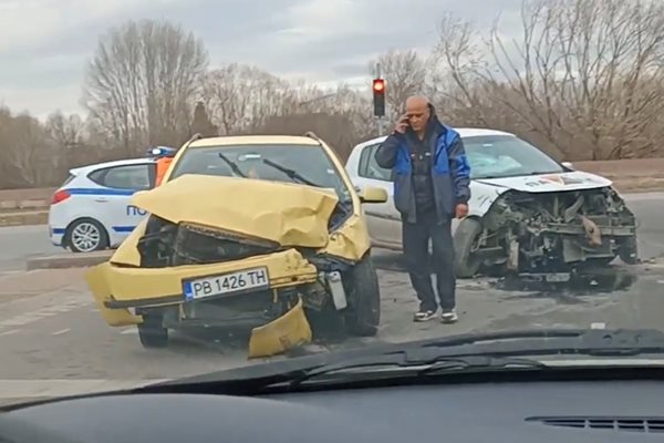 Двете коли са върху пешеходната пътека, на мястото има полиция.