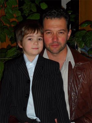 6-годишният Михаил заедно с баща си.