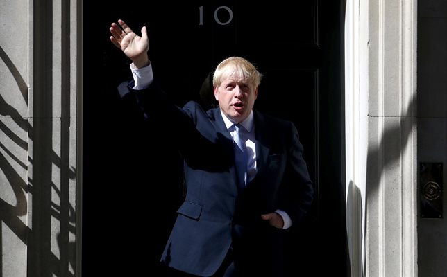 Борис Джонсън маха пред премиерската резиденция, след като пое поста.