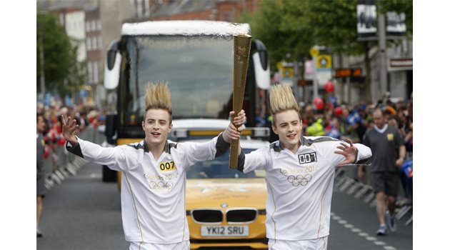 И БЛИЗНАЦИ: Певците от Ирландия, участвали в "Евровизия" като дуета "Джетуърд" - Джон (вляво) и Едуард Гримс, заедно пренасят факлата с олимпийския огън по улиците на Дъблин, преди щафетата да напусне Република Ирландия и да продължи към Белфаст.