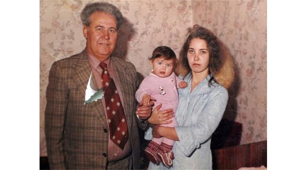 ФАМИЛИЯ: Невръстната Дафинка в прегръдките на майка си и на дядо си
