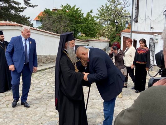 Борисов целува ръка на митрополит Николай.