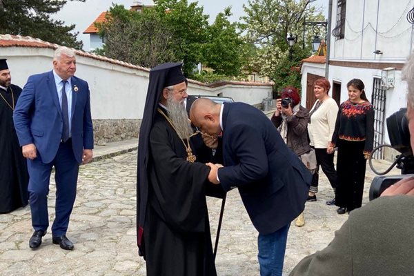 Борисов целува ръка на митрополит Николай.