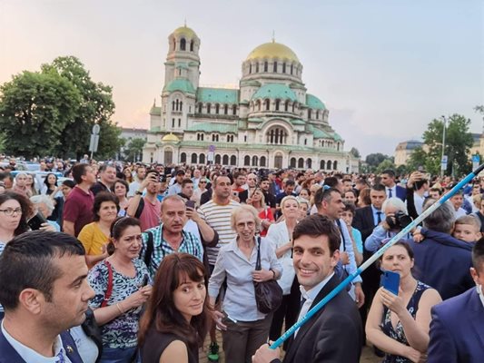 Никола Минчев беше посрещнат от протестиращите, които скандираха “подкрепа”пред Народното събрание.

СНИМКА: ЙОРДАН СИМЕОНОВ