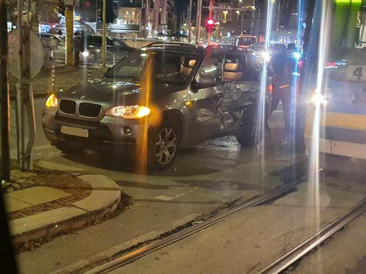 Джип се блъсна в трамвай на бул. "Мария Луиза" в София