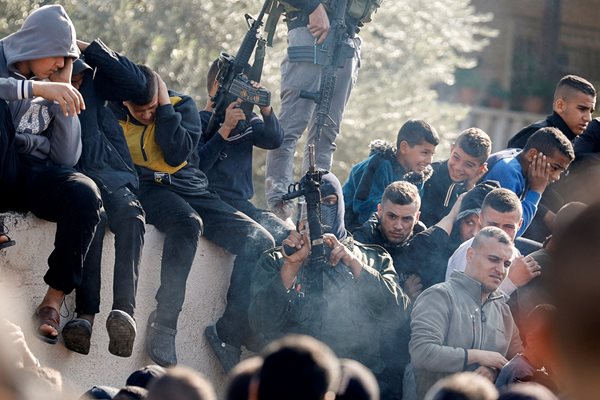 Палестинци с оръжие на погребението на убития от израелските сили Мохамед Айман Саади
СНИМКА: РОЙТЕРС