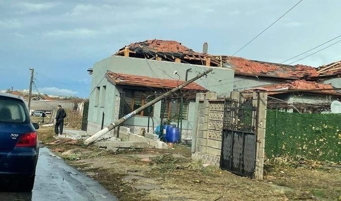 Смерч връхлетя исперихското село Лъвино и отнесе покривите на над 150 къщи СНИМКА: Метео балканс