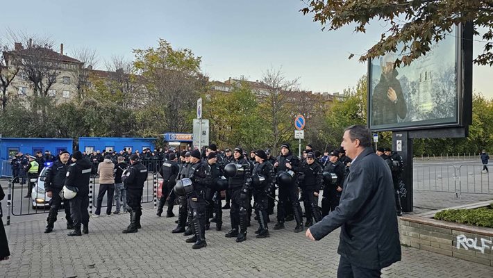 Български и унгарски футболни фенове протестират, блокираха "Орлов мост"
СНИМКА: Найден Тодоров
