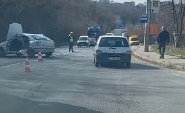 Възрастен мъж и жена са в болница след сблъсък с тир, затворил пътя Варна-София