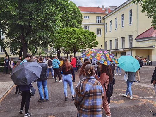 Дванайсетокласници се редят на опашка за матура.

СНИМКА: ЙОРДАН СИМЕОНОВ