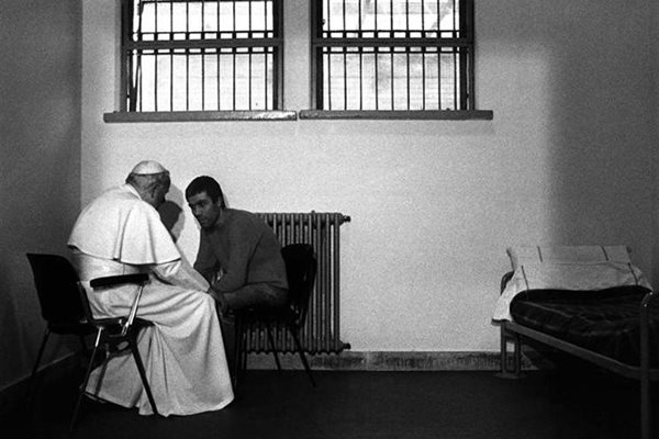 Папа Йоан Павел II разговаря с Али Агджа в затвора.
СНИМКА: РОЙТЕРС
