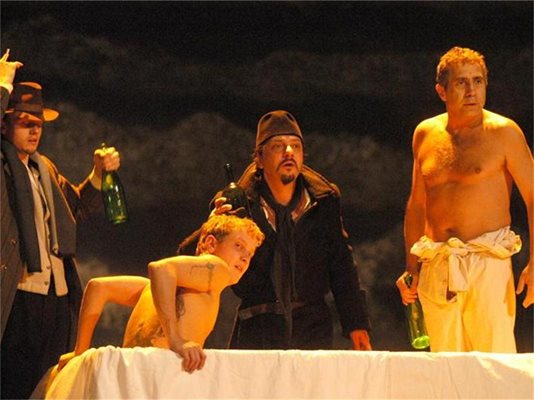 Чочо Попйорданов (в средата) в ролята на Македонски в постановката на Александър Морфов "Хъшове" на сцената на Народния театър "Иван Вазов". Снимката е от премиерата през 2004 г.
СНИМКА: ПИЕР ПЕТРОВ
