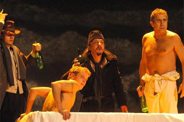 Чочо Попйорданов (в средата) в ролята на Македонски в постановката на Александър Морфов "Хъшове" на сцената на Народния театър "Иван Вазов". Снимката е от премиерата през 2004 г.
СНИМКА: ПИЕР ПЕТРОВ

