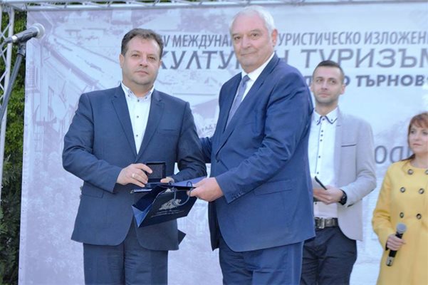 Зам.-министър Румен Димитров връчка наградата на кмета Даниел Панов