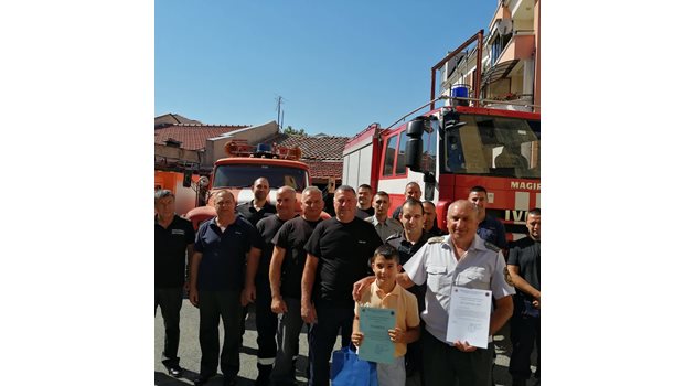 Константин получи благодарността на цялата дежурна смяна на пожарната в Сливен.
Снимка: МВР