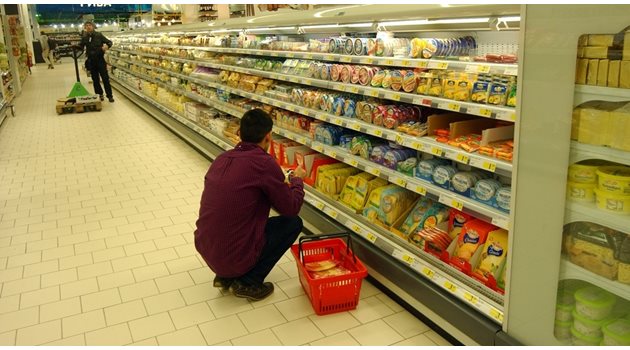 Консумацията на основни хранителни продукти спадна с 20-25% веднага щом инфлацията миналата година започна да пълзи
нагоре.









СНИМКА: РУМЯНА
 ТОНЕВА
