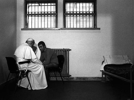 Папа Йоан Павел II разговаря с Али Агджа в затвора.
СНИМКА: РОЙТЕРС
