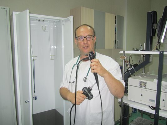 Пулмологът д-р Цветан Дряновски показва бронхоскопа, с който се уточняват диагнозите на белодробно болните.