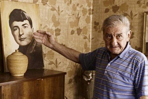 Петър Николов, брат на загиналия войник, пред снимката му в родния им дом във врачанското с. Бъркачево