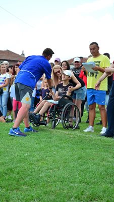 Събраните средства от благотворителния мач ще бъдат за лечението на Тони Панайотов, който също присъства на стадиона