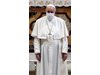 Папа Франциск за пръв път с маска на обществено място по време</p><p>на молитва