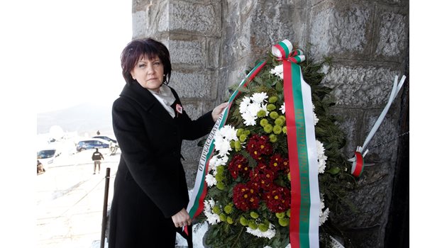 Цвета Караянчева на връх Шипка СНИМКА: Пресцентър на Народното събрание