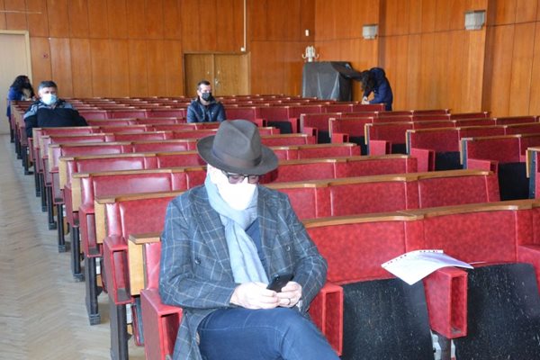 В съдебната зала Лютви Местан се появи сам, след като и двамата му адвокати заболели.