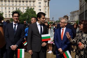 Премиерът Кирил Петков поведе шествието за 24 май (Видео, снимки)