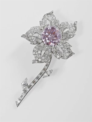 Брошката с уникалния розов диамант Уилямсън, вграден в брошка  цвете