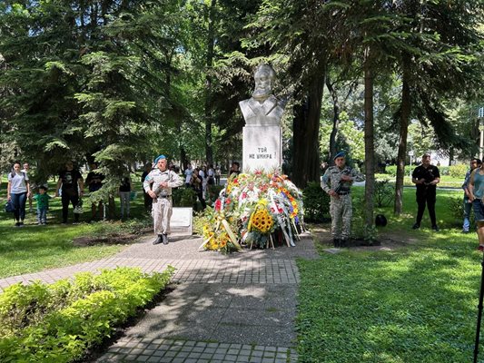 Много хора и организации поднесоха цветя на паметника на Христо Ботев.