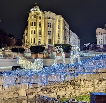 Еленчетата с шейната на Римския стадион са част от коледната украса на Пловдив.