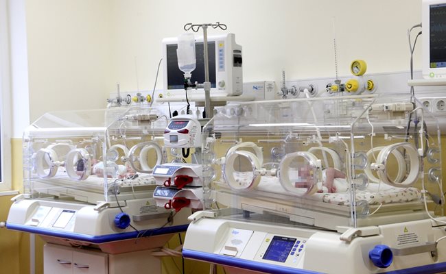 Нови кувьози позволяват в клиниката да се грижат за новородени бебета.