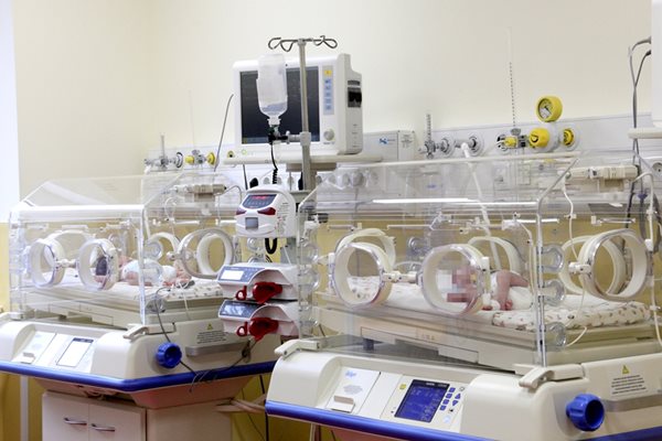 Нови кувьози позволяват в клиниката да се грижат за новородени бебета.