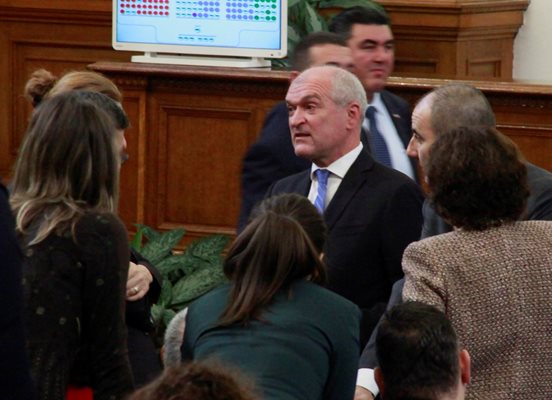 Димитър Главчев е разколебан дали да остане депутат.