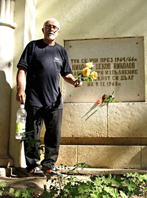 Бившият съученик на Николай - Стефан Здравков, пред паметната плоча в Мездра