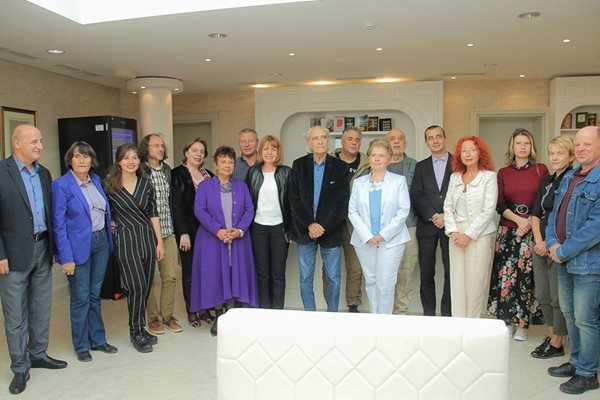 Столичният кмет Йорданка Фандъкова и над 20 български писатели се събраха за откриването на писателското кафене в Музея за история на София.