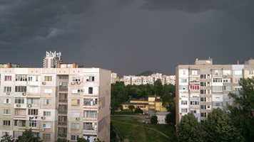Черно небе затисна Пловдив, жестока буря брули в източните райони (Снимки)