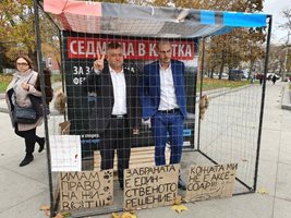 Ерджан Себайтин от ДПС и Михаил Христов от БСП подкрепиха инициативата да се забрани дрането на норки, като също влязоха в клетката.  СНИМКА: ДПС ПРЕСЦЕНТЪР
