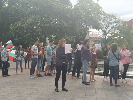 Сред протестиращите освен противници на правителството, имаше и заклети врагове на ваксинирането срещу Covid-19. Снимки: Авторът