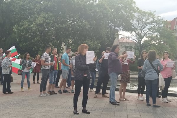 Сред протестиращите освен противници на правителството, имаше и заклети врагове на ваксинирането срещу Covid-19. Снимки: Авторът