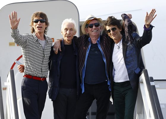 Музикантите от “Ролинг Стоунс” слизат на летището в Хавана преди концерта си в кубинската столица през 2016 г.