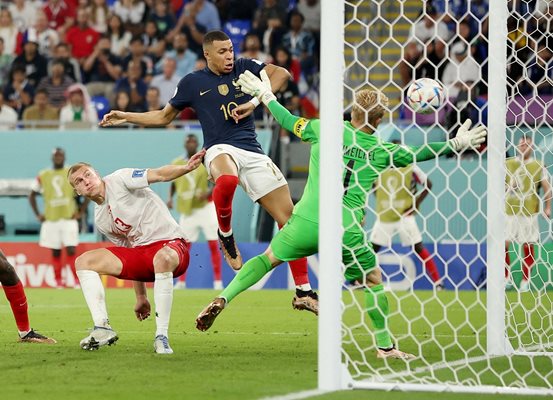 Килиан Мбапе вкарва своя втори гол във вратата на Дания. СНИМКА: РОЙТЕРС