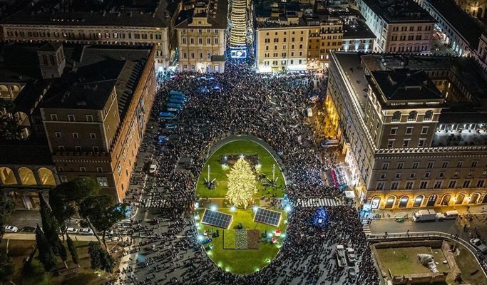 Коледната елха на площад "Венеция" в Рим. СНИМКА: Туитър @wantedinrome
