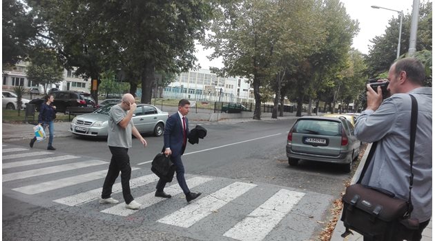 Ралф Сундберг пристига в съда в Несебър с адвоката си Никола Атанасов СНИМКИ: Тони Щилиянова